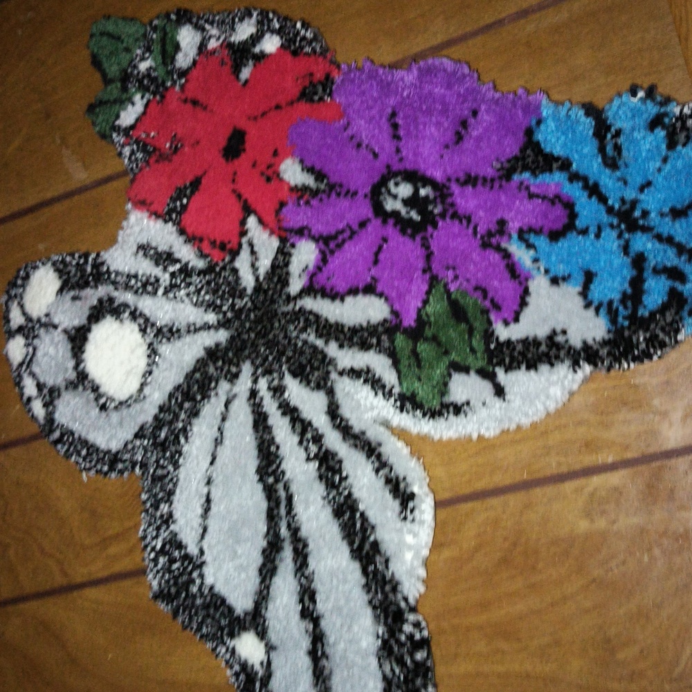 Emoji Heart Eyes Plush Acrylic Fiiber Art - Picture 7 of 8